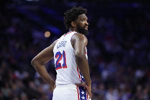 扛不住双塔！恩比德半场10中3低效拿到9分4篮板