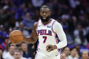 你必须得打开！杰伦·布朗半场状态低迷 8中2仅拿4分&还有3失误