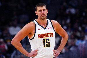 这表现不常见啊！约基奇19中5&三分7中1低效拿下13分7板5助