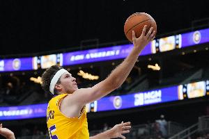 费舍尔：里夫斯打球很有巧劲&富有创造力 投篮动作很稳定