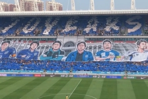津门虎主场展示tifo，致敬于根伟、左树生、曹阳等六位名宿