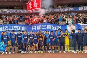 三镇球迷为邓卓翔庆生并高喊“来年再战”，他谢场时眼含热泪