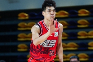 媒体人：陈国豪三分线外进步明显 场均命中3.3个 场均得到17.3分
