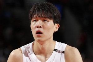 苦苦等待一场！杨瀚森望眼欲穿 本场未获得登场机会