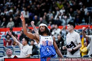 对飚库珀！卡梅隆·杨半场13中8轰下20分2板1助