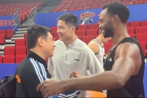 王者归来！弗格重返旧主 广东客场挑战上海赛前与老友深情相拥