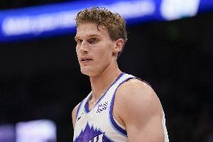 高炮台！马尔卡宁半场10中5砍全队最高16分 三分6中3