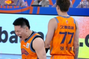 锡安既视感！李弘权快攻滑翔单臂劈扣引爆全场 陈家政惨成背景板