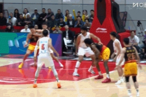 江苏开场8-0！曾繁日篮下强攻打成2+1 冯洺臻两分钟3犯规