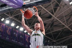 抢篮板很尽力！付豪独揽9篮板&抢5前场板 8中3多次吐饼仅得6分