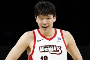 媒体人：杨瀚森多打实战比赛比苦坐冷板凳好 打比赛能获得成就感