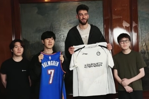 跨界联动！切特·霍姆格伦与IG、TES现场互动并交换球衣