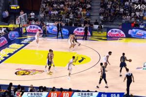 小崔绝杀弗格跳投不中 崔永熙高高跃起补篮得手 广东险胜江苏