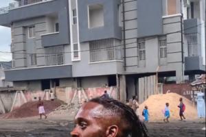 反差鲜明，记者：万-比萨卡斥资在民主刚果为父母建了一栋别墅