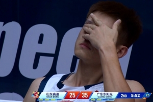 要谨慎处理！周鹏抢篮板被撞到后下场 眉骨肿起大包