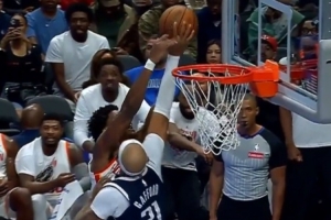 老杜身体不如你啊！阿门顺下试图双手隔扣加福德 但被大帽拒绝