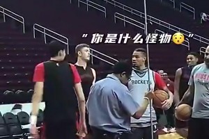 周琦曾在火箭展示摸高天赋，把一旁的登哥和保罗给看呆了