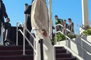 这身高玩这个有点喜感2米24文班滑扶梯~突然想起穿白裤子