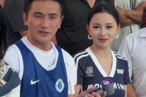 老板和老板娘亲自督战！边看球边讨论战术，老板娘这颜值气质绝了