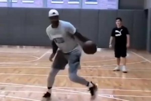教科书级示范！安东尼教米切尔低位打球