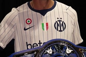 帅炸！国米老队长萨内蒂身披蓝黑拳王金腰带登场