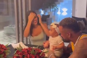 一边打线上扑克一边给女儿庆祝半岁生日？内马尔这波绝了！