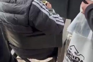 这场边看球的背影，他们说这是球王！