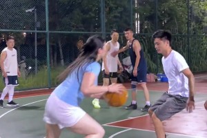 东契奇带着湖人队友来到他小时候玩的篮球场，被球迷们团团围住