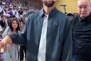 没选择那些繁华商业区！库里26中国行第一站落地清华附中校园