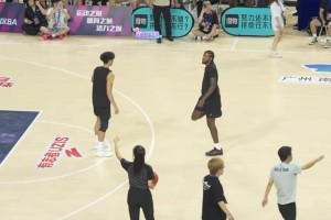 杰伦·格林连续胯下运球撤步三分空心命中，实在太丝滑了！