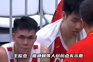 郭士强场下指导 球员纷纷点头示意 王俊杰严峻表情解答了一切