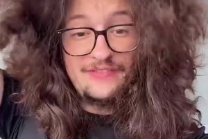 啥时候能拿五连胜？曼联蓄发哥头发留了688天，已经变成爆炸头