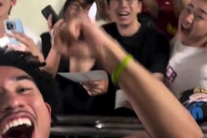 人气不俗！魔仙哥晒抵达上海视频：大批球迷现场迎接 声势浩大