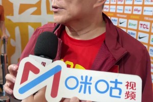 这球是违体犯规吗？裁判判罚之后 引起现场球迷的不满