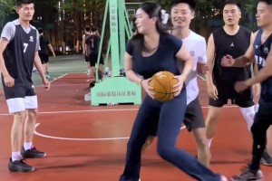 谁不想和野球肘姐来场酣畅淋漓的对抗啊 犯规也值了