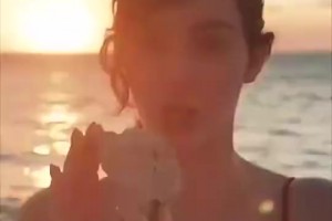 难怪前男友们都着迷詹娜此前穿比基尼海边玩耍！这也太美了！