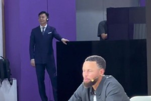 记者牛志明发布 ：泰山队场上局面被动，大雷在场边很着急