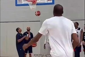 连你都要不到啊！丁彦雨航：找库里签名没要到追星失败~