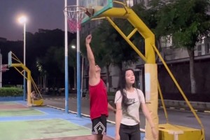 这招怎么防？野球场惊现前仰跳投