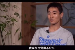哥俩好！姆巴佩和维尼修斯手挽着手进入训练场