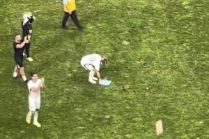 老将的成熟！实拍：国安大将张稀哲赛后陪梭鱼湾球迷一起扔坐垫