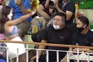 阿里纳斯：库明加明年就算是签了1.5亿美金的合同 也是亏了