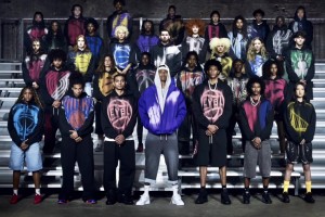复古风！NBA下赛季球员在热身 训练时将身着大Logo服装