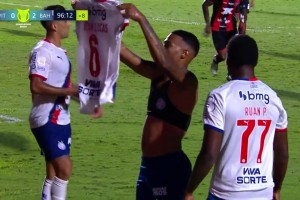 逆天！巴甲球员进球晒球衣庆祝，对手直接抢走要当场撕烂球衣