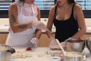 还有谁？内马尔让前任和现任女朋友给他做饭