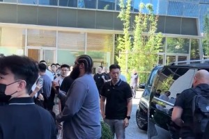 开启中国行库里已抵达北京！第一个哥们怎么那么像登哥