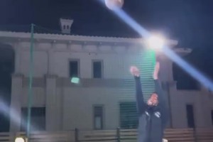 动作真像！一球迷头戴杜兰特面具+穿篮网球衣，模仿KD打球