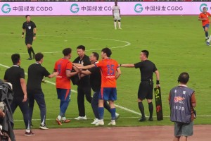 拦都拦不住！现场实拍场边的克雷桑对马宁非常不满