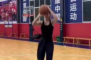 如果球场是被这样的小姐姐占据，应该没人会反对吧？