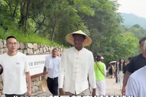 爱德华兹竟已秘密完婚！新娘大他12岁，相恋多年育有一女。